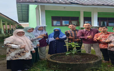 Implementasi Penguatan Ekoteologi, CPPPK Kemenag Tahun 2024 Satker MAN Aceh Singkil Tanam Pohon di Lingkungan Madrasah.