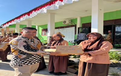 Kaur TU MAN Aceh Singkil Serahkan Hadiah Bagi Pemenang Lomba Semarak HUT RI ke 80 Tahun 2025.