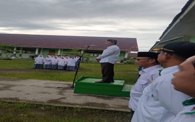 MAN Aceh Singkil Laksanakan Upacara Bendera Setiap Senin di Halaman Madrasah.