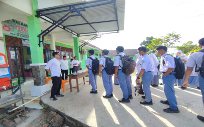 Kaur TU Lepas Peserta Didik MAN Aceh Singkil Kunjungan ke Pustaka Daerah.