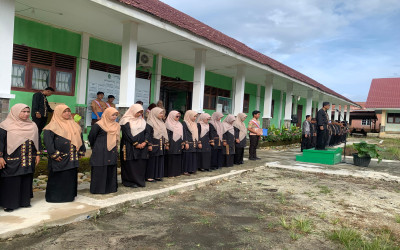 Lestarikan Budaya Daerah, Kakankemenag Gunakan Pakaian Motif Aceh Singkil jadi Irup Hardiknas Tahun 2026.