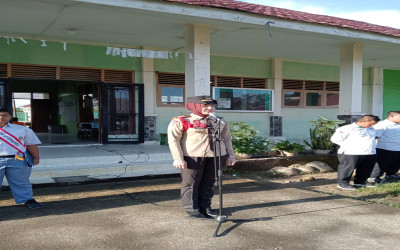 Praja IPDN yang juga alumni MAN Aceh Singkil Nur Hikmah Ramadhani Jadi Pembina Upacara Bendera di MAN Aceh Singkil.